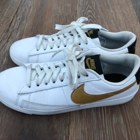 White nike sneakers - Picture 3 of 4